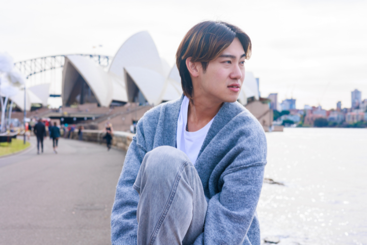 ワーキングホリデーで海外に行く若者の画像