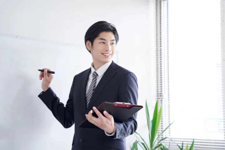 ホワイトボードを使う日本語教師の男性のイメージ