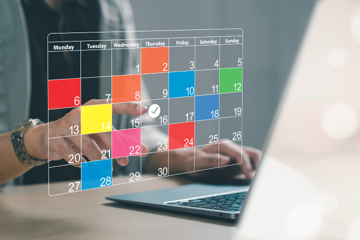 カレンダーにチェックマークを入れている様子
