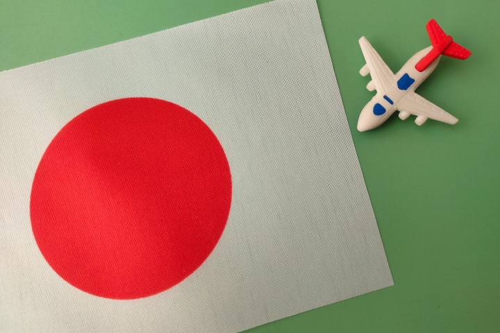 日本国旗と飛行機のフィギュアの画像