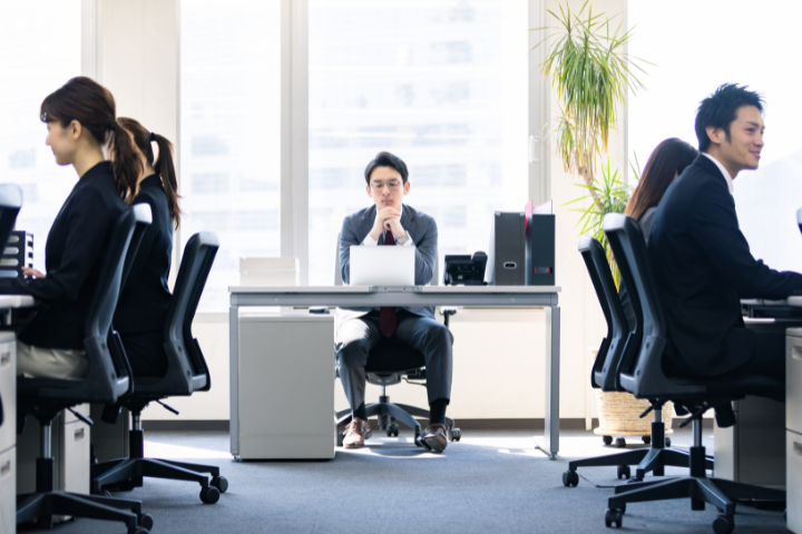 オフィスの中で考えている日本人のイメージ