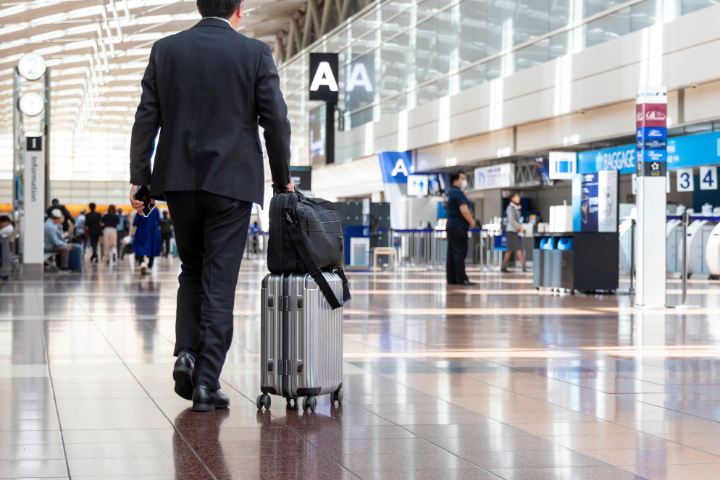 空港と日本人ビジネスマンのイメージ