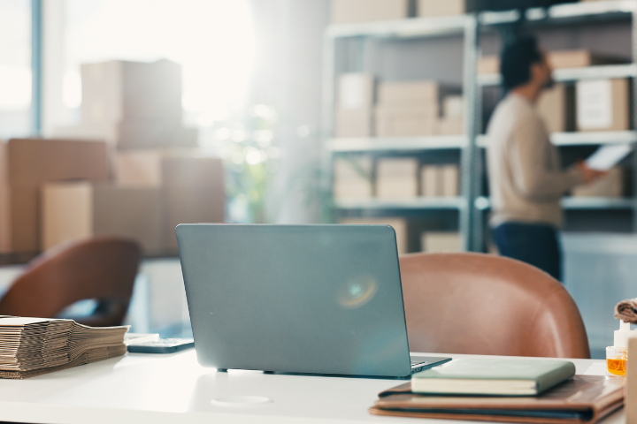 倉庫内にあるノートパソ子の書類のイメージ