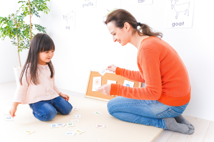 ベビーシッターと女の子のイメージ