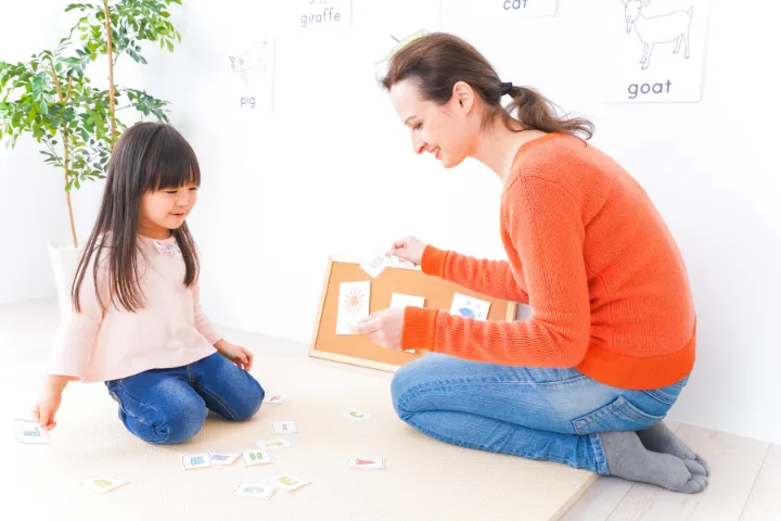 ベビーシッターと女の子のイメージ