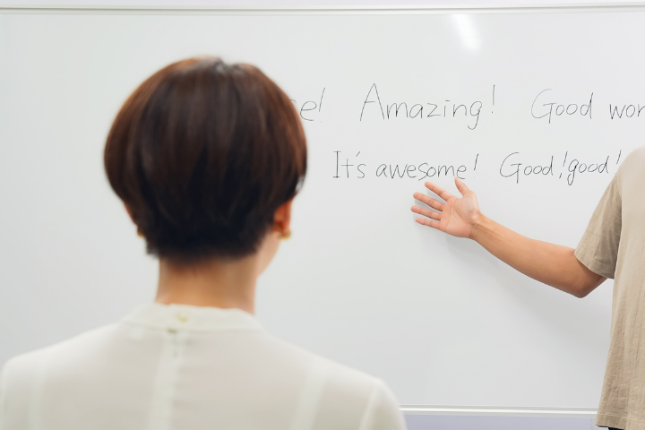 英語を教えているイメージ