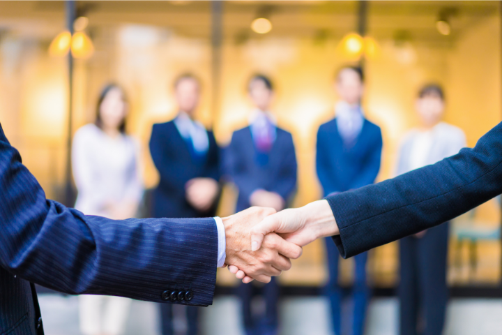 握手を交わすビジネスマンのイメージ