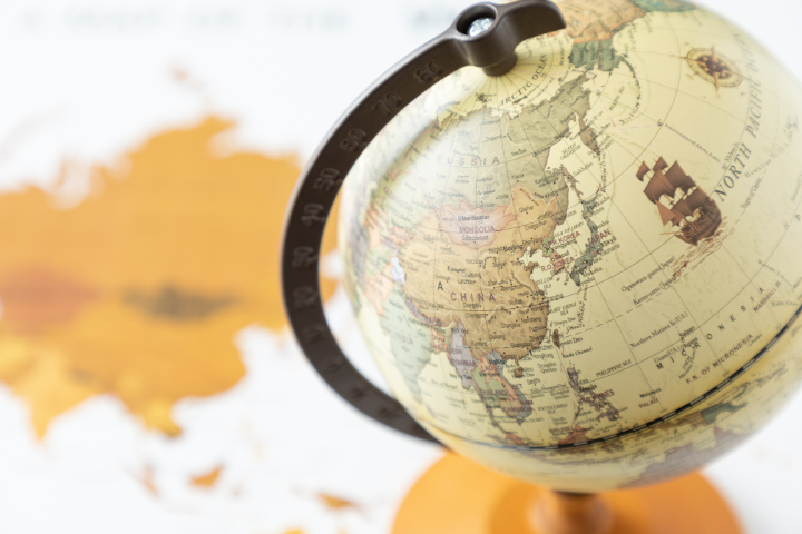 地球儀と世界地図のイメージ