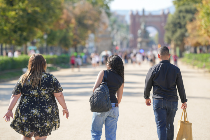 後ろ姿の外国人のイメージ