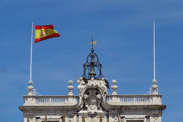 スペイン国旗と王宮のイメージ