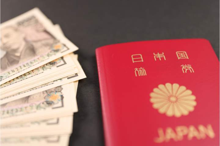 お金とパスポートのイメージ