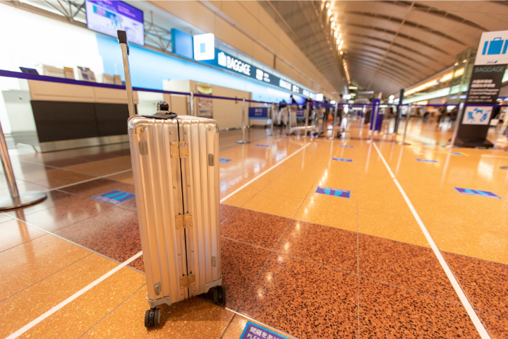 スーツケースと空港のイメージ
