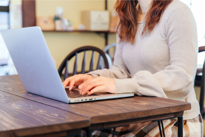 パソコンを触っている女性のイメージ