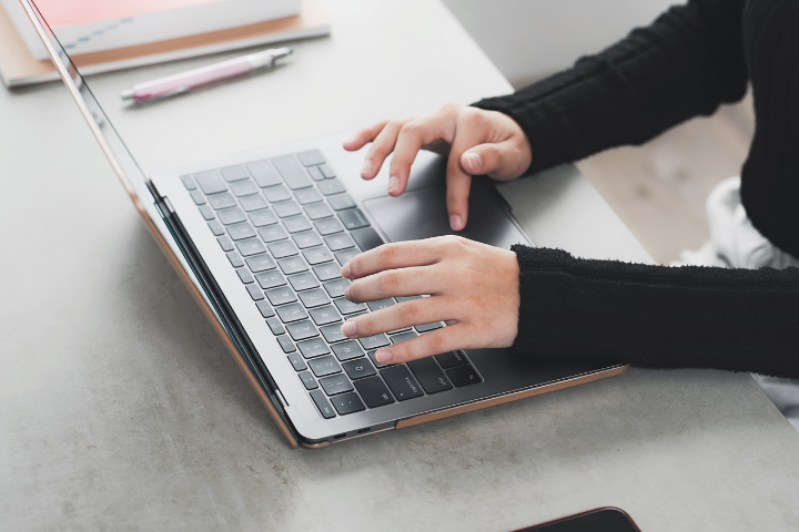 リモートワークしている人のイメージ