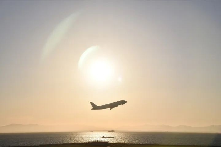 飛行機が飛び立っていくイメージ