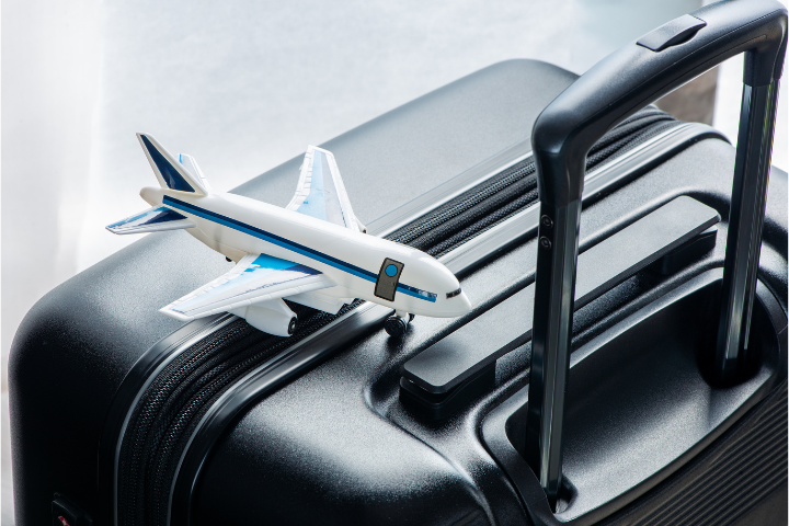 スーツケースとおもちゃの飛行機のイメージ