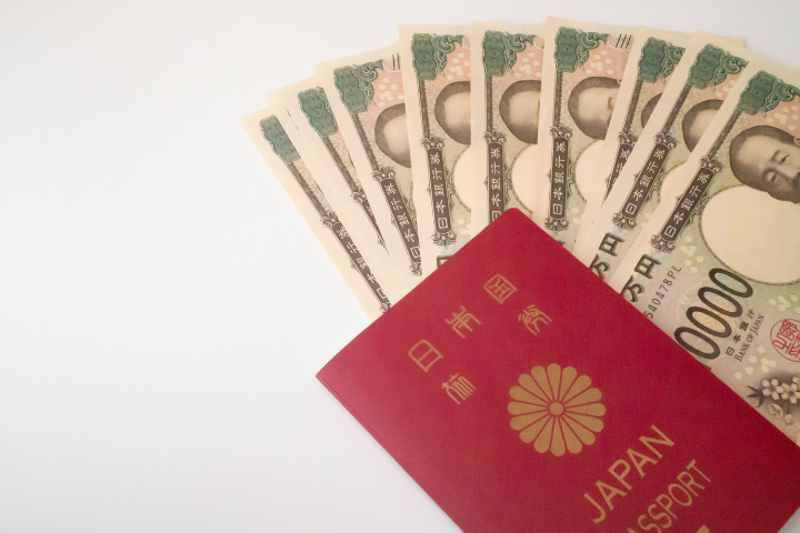 1万円札とパスポートのイメージ