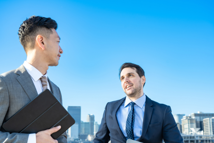 アジア系・ヨーロッパ系のビジネスマンたちの画像