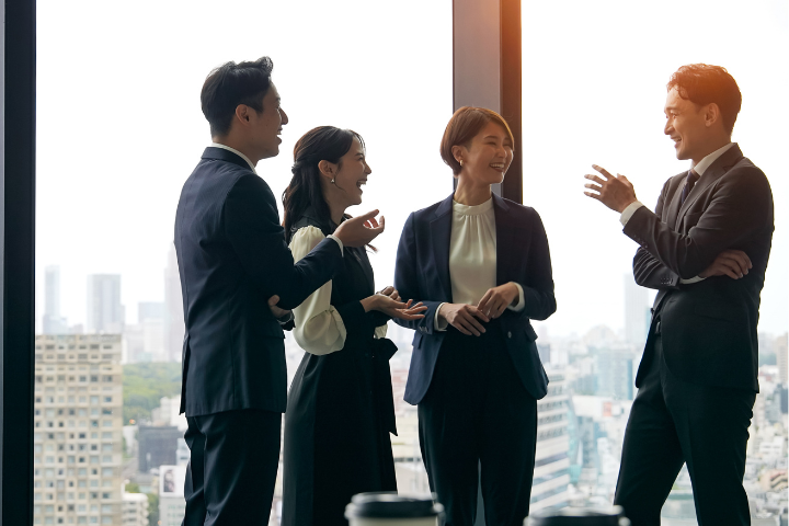 チームワークのいい会社員たちの画像