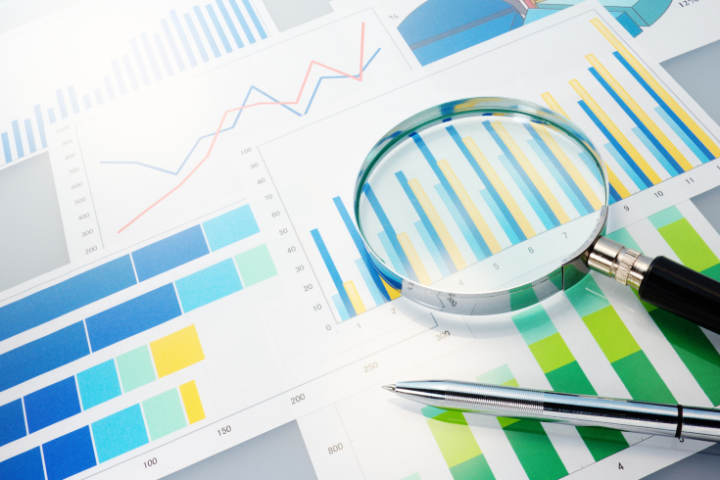 グラフ、拡大鏡、ペンの画像