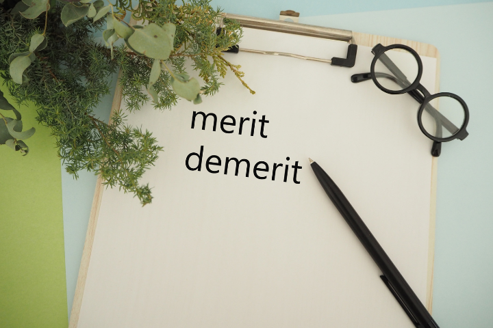 ボードにメリットデメリットの文字