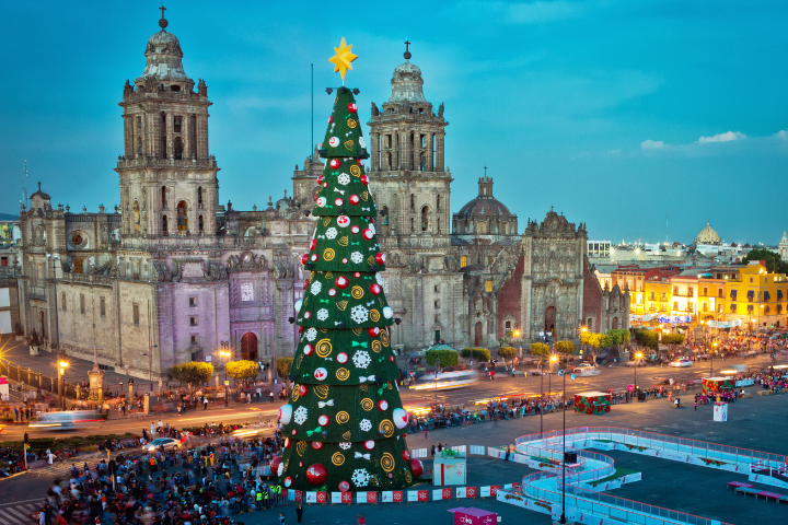 メキシコシティのソカロ広場にあるメトロポリタン大聖堂とクリスマスツリーの装飾