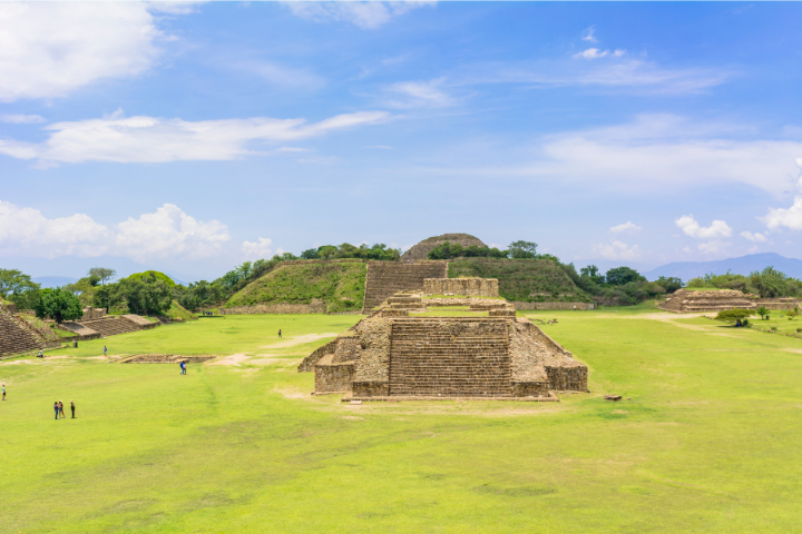 メキシコオアハカのモンテ・アルバン遺跡のイメージ