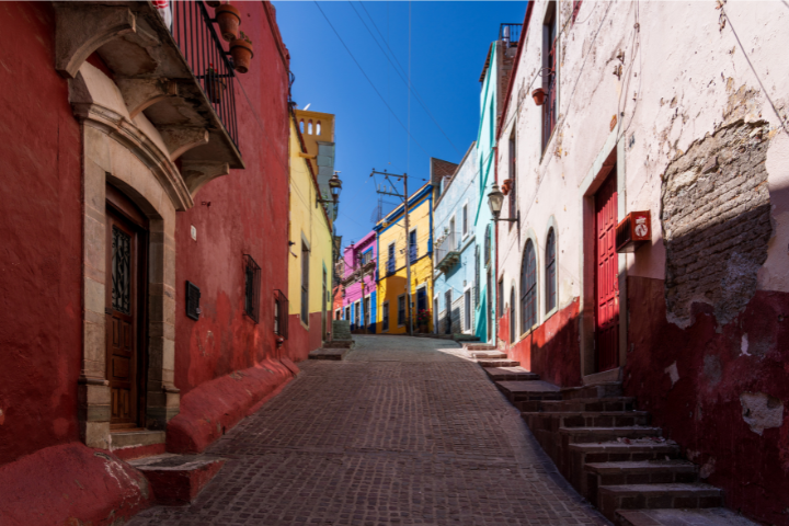 メキシコグアナファトのカラフルな街並みのイメージ