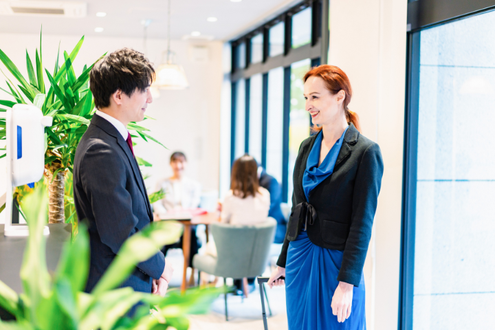 異国の人と会話するアジア人