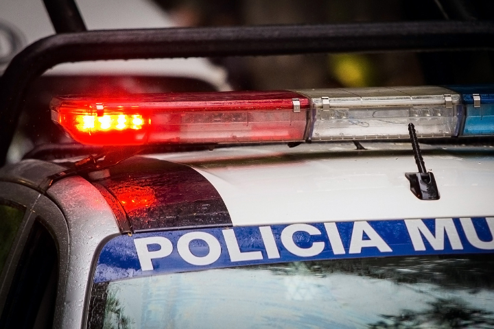 パトカーのパトランプが点いている画像