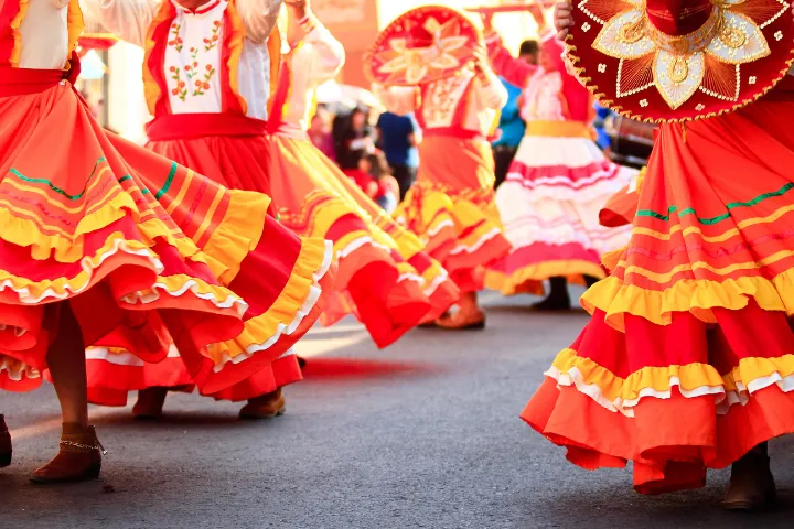 オレンジの衣装を着て踊る人たちの画像