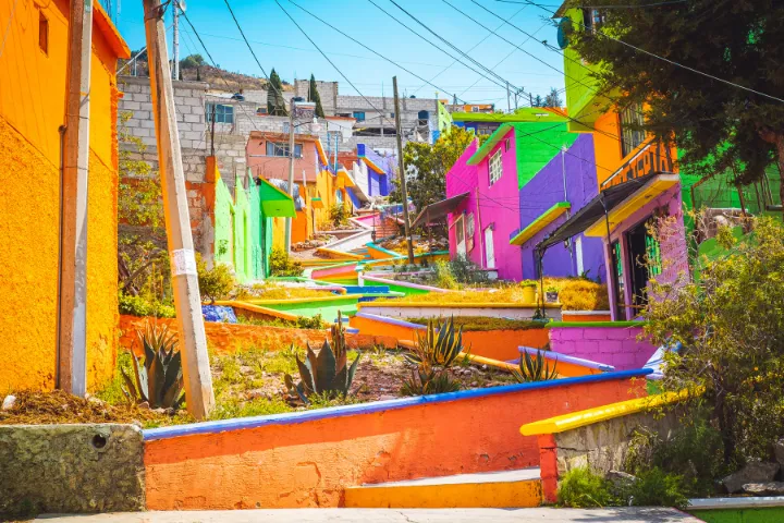 メキシコ・イダルゴ州にある都市パチューカのカラフルな街並みの画像