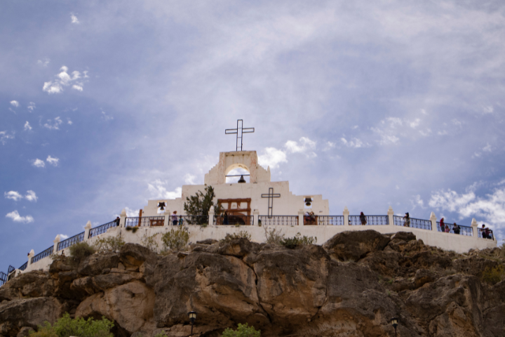メキシコ、コアウイラ州の町、パラス・デ・ラ・フエンテにある聖十字架教会の画像