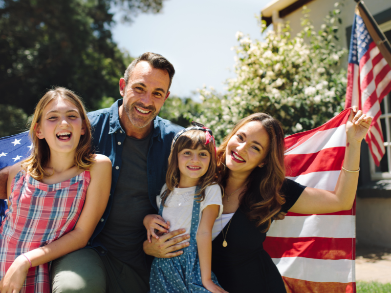国旗を持ったアメリカ人の家族の画像