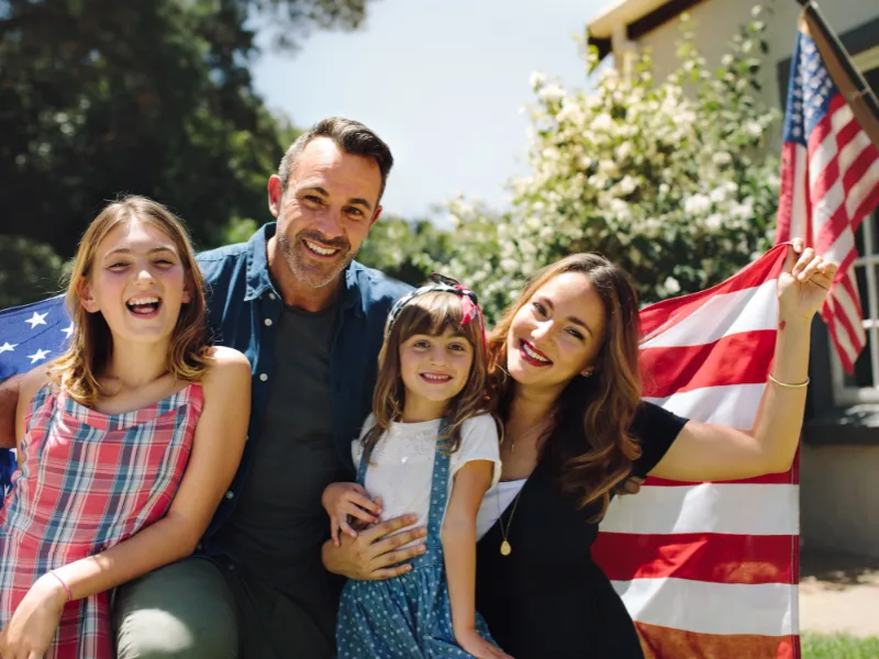 国旗を持ったアメリカ人の家族の画像