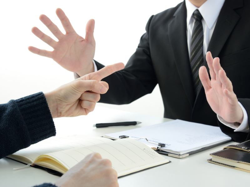 指をさす人と両手を広げる人の画像