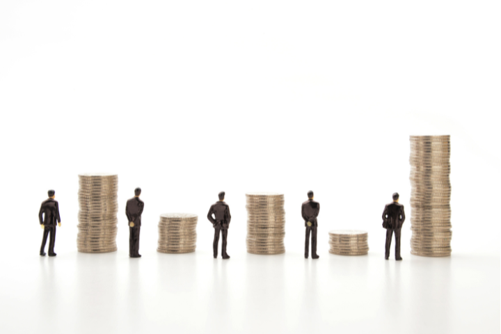 コインと人形が並んでいる画像