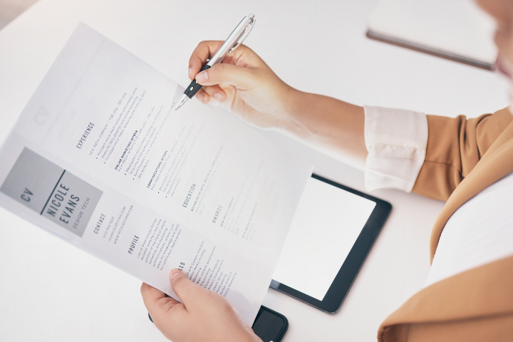 Curriculum Vitaeをチェックする人の画像