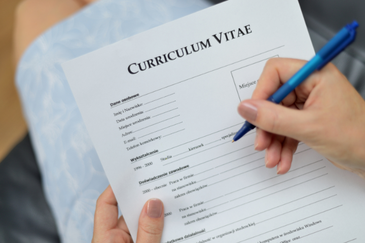 Curriculum Vitaeに記入する手の画像