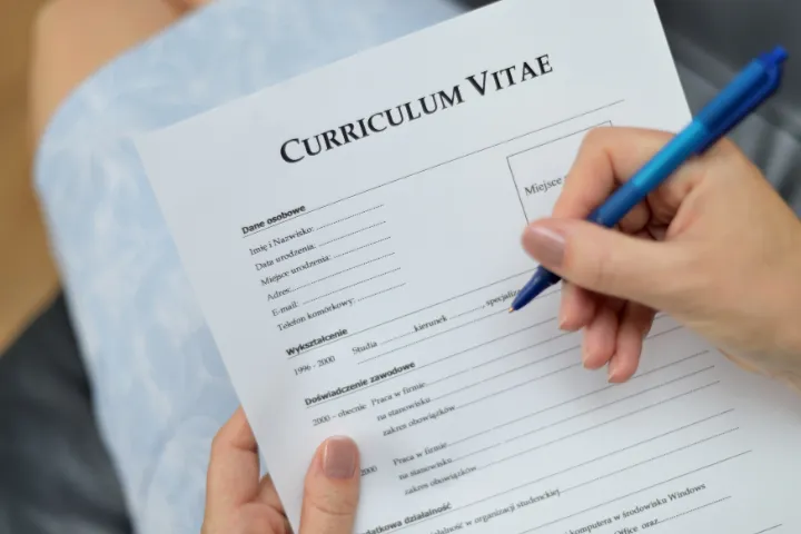 Curriculum Vitaeに記入する手の画像