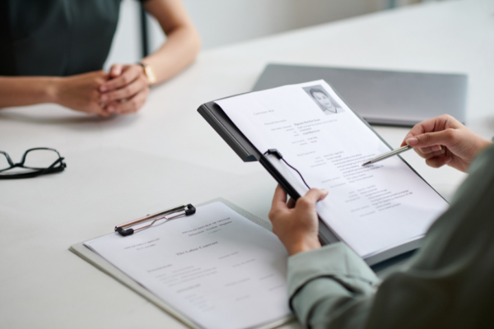 履歴書を見る面接官のイメージ