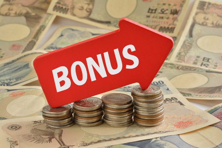 ボーナスと書かれた赤いやじるしとお金の画像