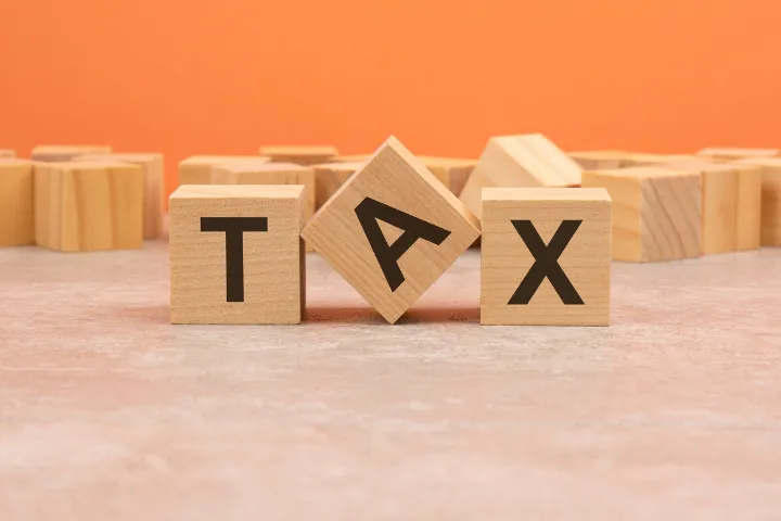TAXと書かれたブロックの画像