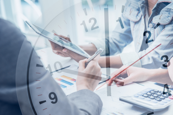 時計と働いている人々のイメージ