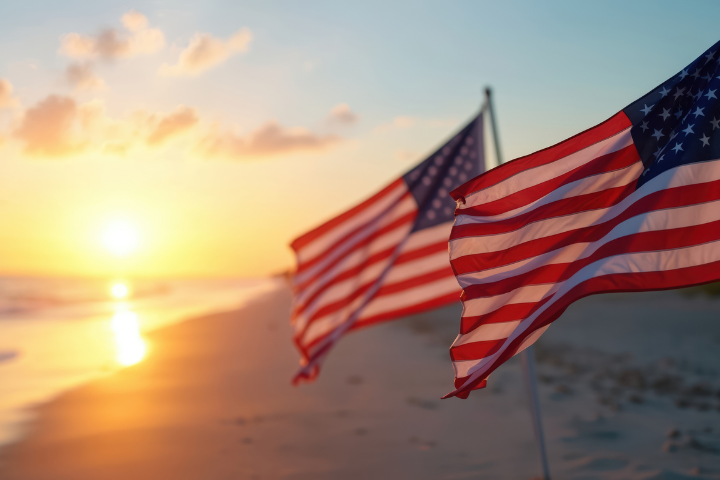 アメリカの国旗と夕日のビーチの画像