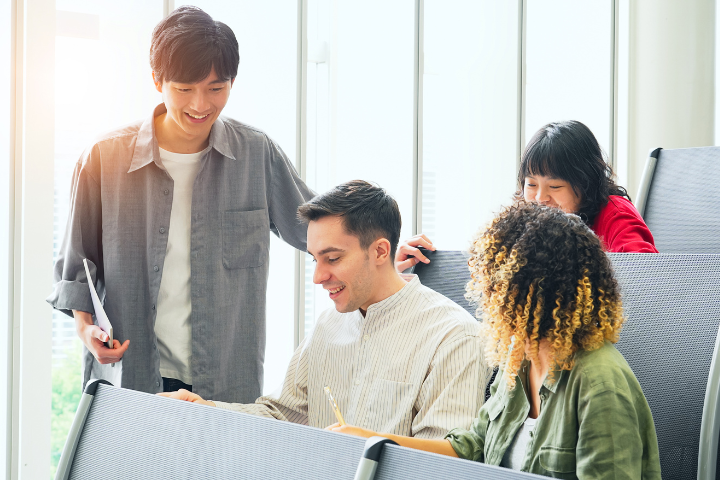 談笑する多国籍の若者たちの画像