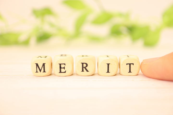 メリットと書かれたブロックの画像