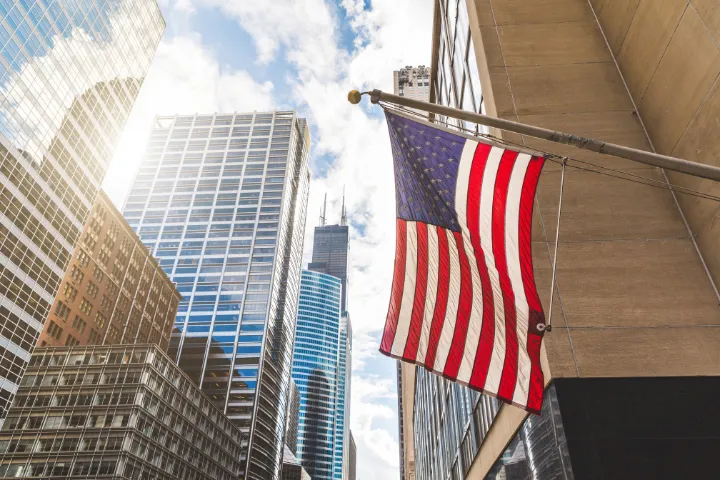 アメリカの国旗とオフィス街の画像