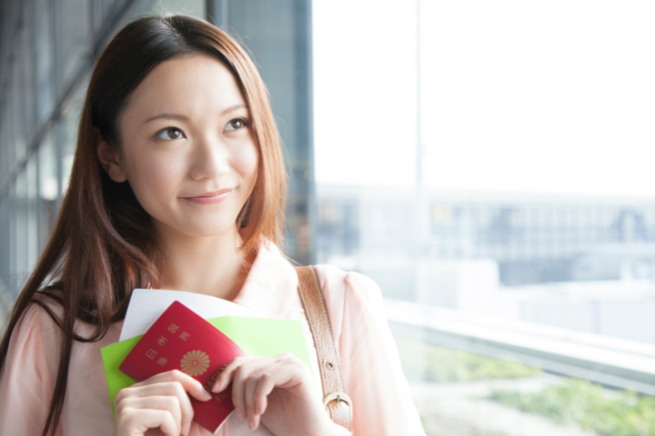これからアメリカ旅行に行こうとしている日本人女性のイメージ