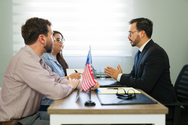 アメリカビザ申請のため面接を受ける男女2人のイメージ